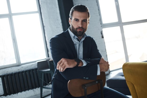 Homme barbu avec un regard très intéressant