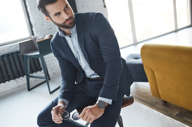 Homme barbu avec un regard très intéressant