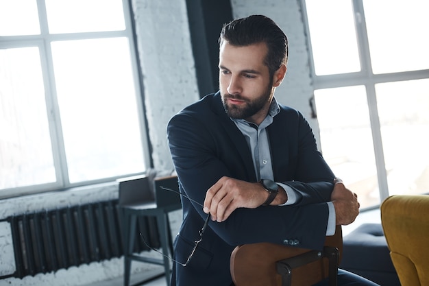 Homme barbu avec un regard très intéressant