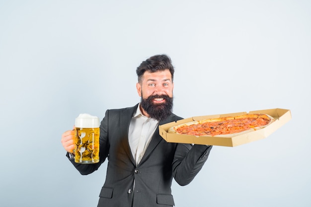 Homme barbu de restauration rapide de temps de pizza avec la pizza savoureuse et la bière dans des mains homme souriant avec la barbe tient