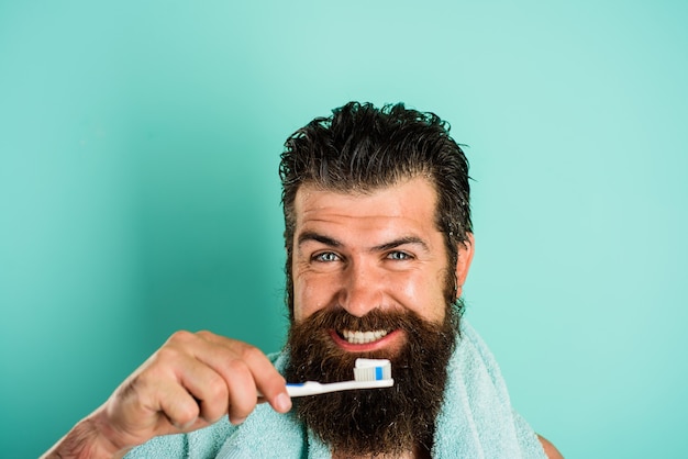 Homme barbu se brosser les dents. Brosse à dents. Dentifrice. Soins du matin. Routine matinale. Soins de santé. Hygiène dentaire.