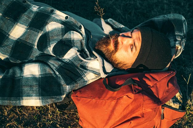 Photo homme barbu se détendre en plein air au coucher du soleil randonnée et camping aventure voyage hipster mature avec barbe
