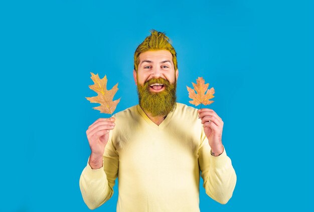 Photo homme barbu se préparent pour la vente d'automne concept d'automne chute des feuilles feuilles d'automne feuilles d'automne et f