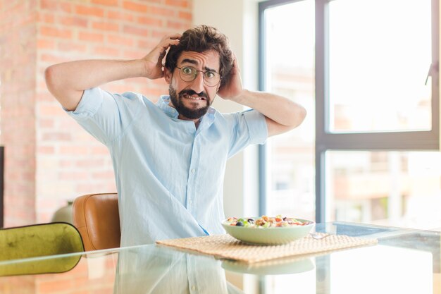 Homme barbu se sentant stressé, inquiet, anxieux ou effrayé, les mains sur la tête, paniquant à l'erreur