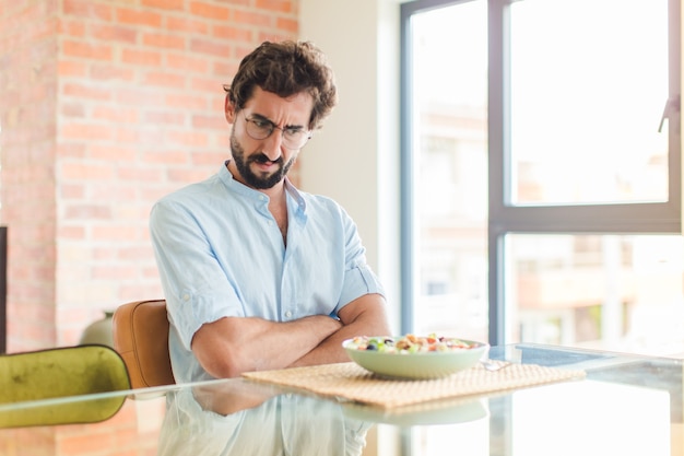 Homme barbu se sentant triste, bouleversé ou en colère et regardant sur le côté avec une attitude négative, fronçant les sourcils en désaccord