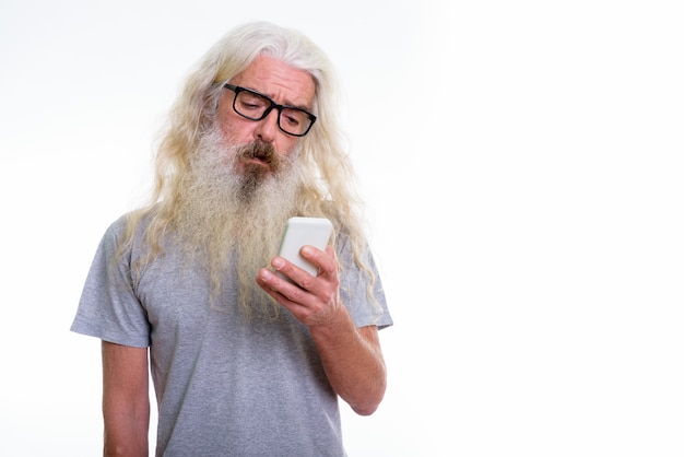 homme barbu senior à l'aide de téléphone portable