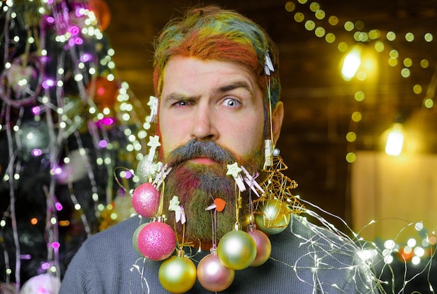 Homme barbu sérieux avec barbe décorée décoration de noël fête du nouvel an célébration de vacances