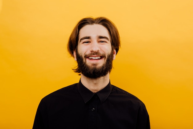 Homme barbu souriant en chemise noire