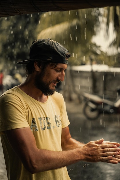 Homme barbu sous la pluie Gros plan Portrait