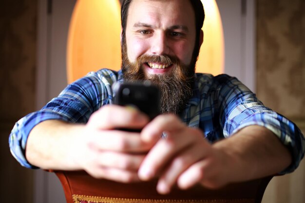 Homme barbu téléphone look tonique