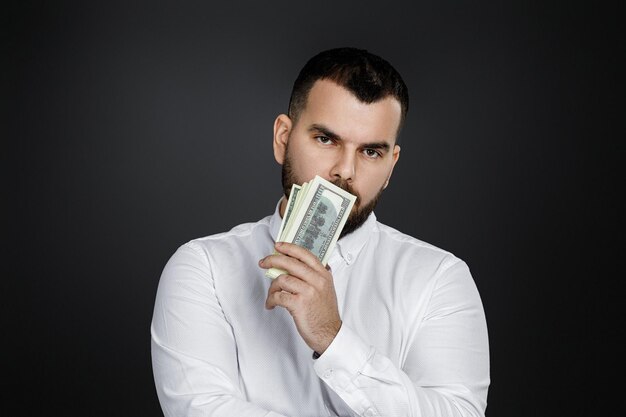 Homme barbu tenant des billets de banque