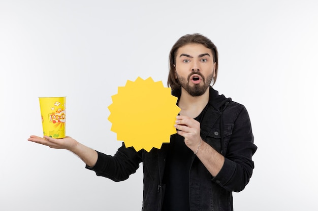 Homme Barbu Tenant Un Seau De Pop-corn Et De Papier Soleil.