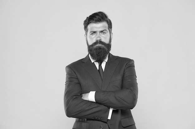 Homme barbu en tenue de soirée Homme d'affaires professionnel avec barbe et cheveux stylés