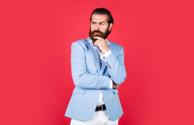 Homme barbu en tenues de soirée homme d'affaires élégant porter des vêtements élégants pour un événement formel sommelier vrai gentleman avec des cheveux coiffés beauté masculine et concept de salon de coiffure de mode