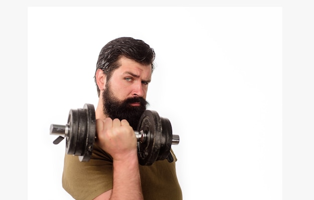 Homme barbu travaillant avec l'homme d'haltère avec l'haltère dans l'homme de forme physique de gymnase avec l'haltère pendant un