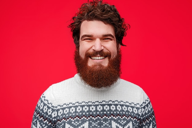 homme barbu en vêtements d'hiver souriant