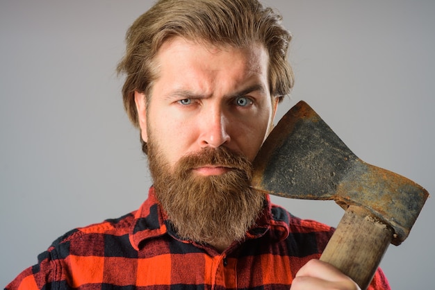 Homme barbu avec vieille hache bûcheron barbu close up portrait of man with hache bûcheron canadien