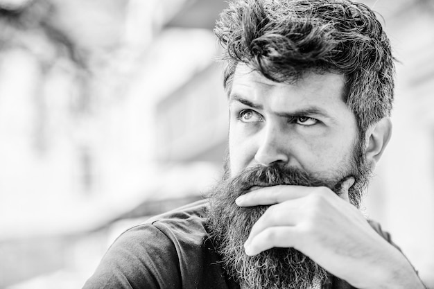 Homme barbu visage concentré Concept d'humeur réfléchie Faire des choix importants Homme avec barbe et moustache pensif troublé Hipster avec barbe expression réfléchie Penser et hésiter