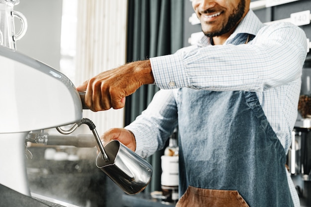 Homme barista prépare du café sur une machine à café professionnelle