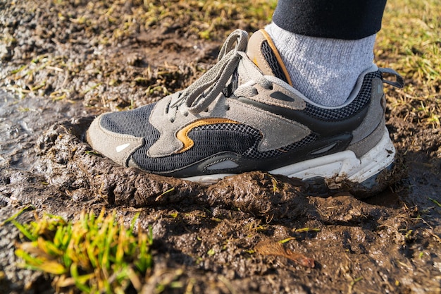 Un homme en baskets court par terre Baskets dans la boue Baskets modernes