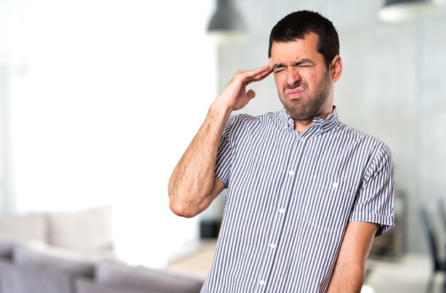 Homme beau frustré dans la maison