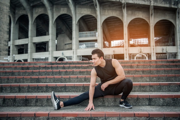 Homme beau sport exerçant à la ville en plein air