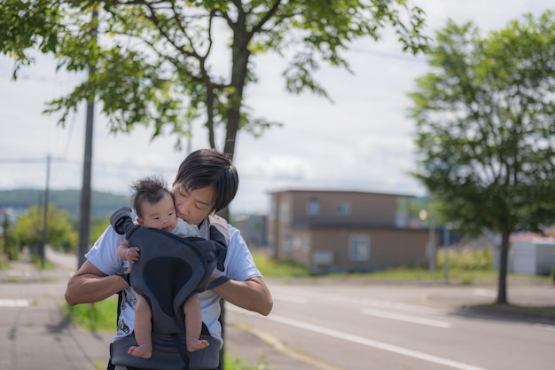 Un homme et un bébé dans un siège auto