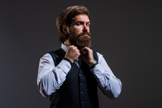 Homme bel homme d'affaires barbu élégant tenue formelle concept de vêtements pour hommes