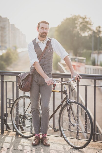 homme de belle grosse moustache hipster avec vélo