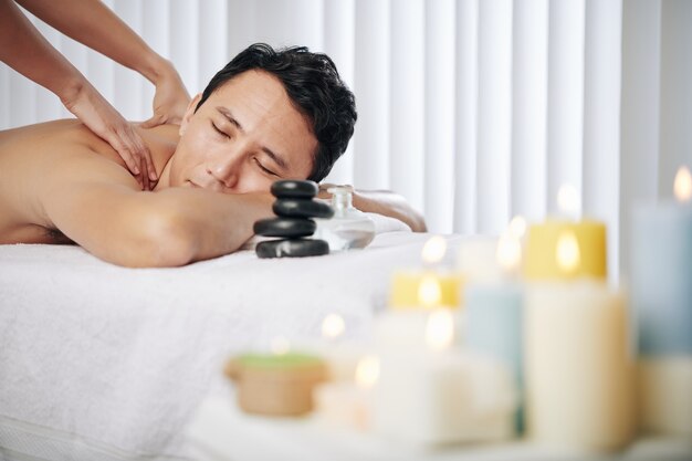 Homme bénéficiant d'un massage du dos