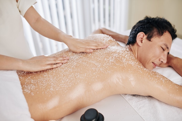 Homme bénéficiant d'un massage exfoliant