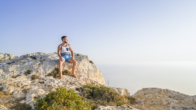 L&#39;homme bénéficie d&#39;une belle vue sur la nature de Malte