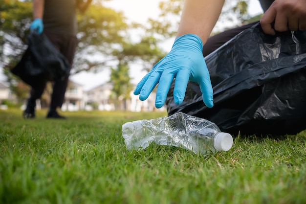 Homme bénévole ramassant les ordures et réutilisant le nettoyage du plastique pour le recycler