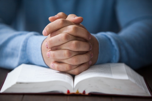 Homme Avec Une Bible