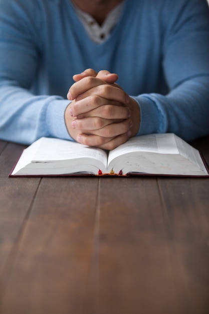 Homme avec une bible