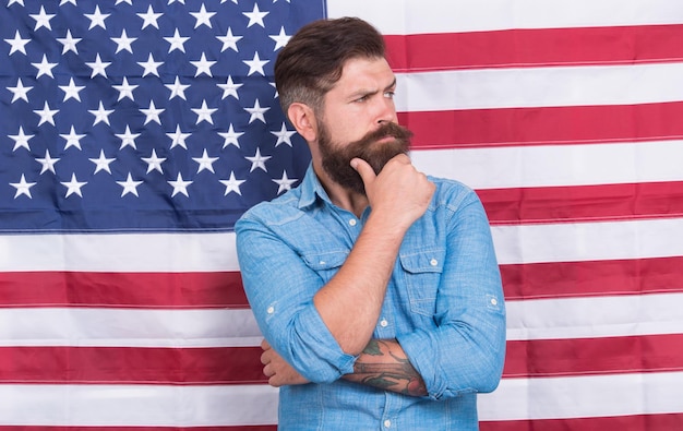 Homme bien soigné hipster apparence élégante fond de drapeau américain concept de décision qui change la vie