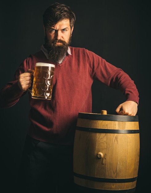 Homme avec de la bière de la bière au Royaume-Uni types et styles de bière Allemagne Bavière barbu buvant de la bière blonde