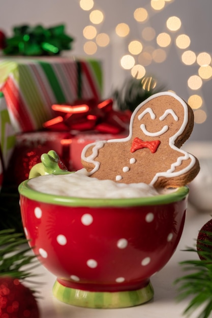 Homme de biscuit de pain d'épice dans un chocolat chaud