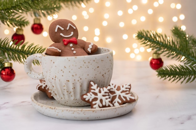 Homme de biscuit de pain d'épice dans une tasse chaude de cappuccino