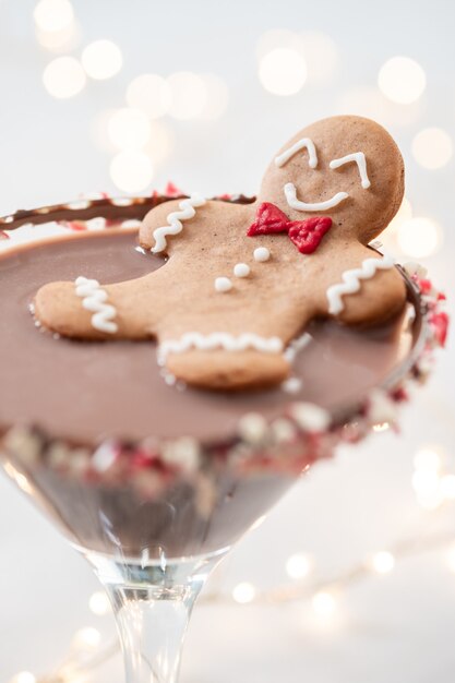 Homme de biscuit de pain d'épice ivre dans un cocktail de Noël