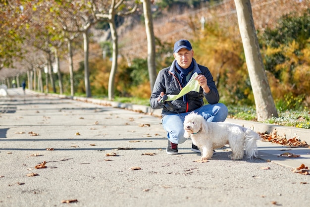 Homme blanc petit chien parc à pied