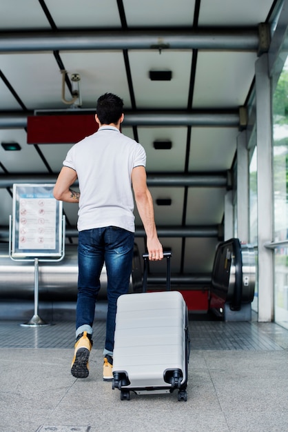 Homme blanc portant des bagages