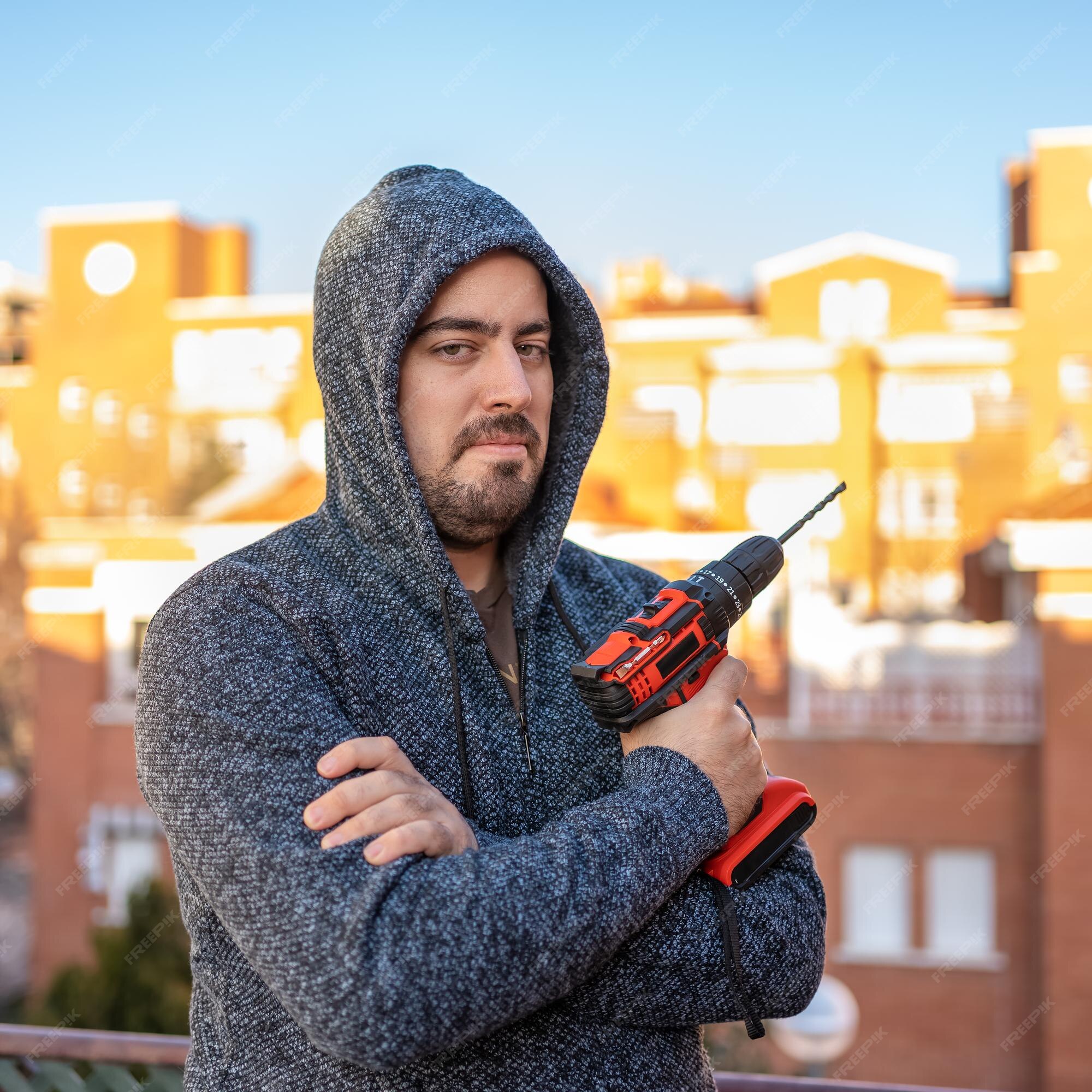 Homme Blanc Regardant La Caméra Avec Une Perceuse électrique De Batteries  Sans Fils Pour Faire Du Bricolage