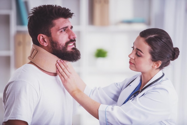 Homme blessé chez le médecin