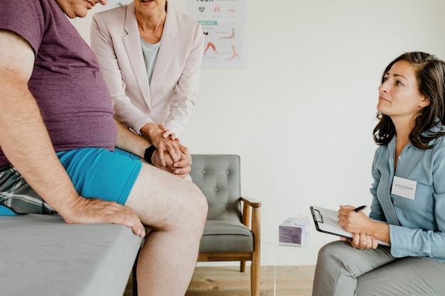 Homme blessé avec un physiothérapeute