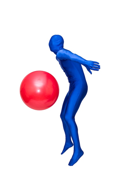 Homme bleu mystérieux en costume bleu exercice avec ballon de pilates