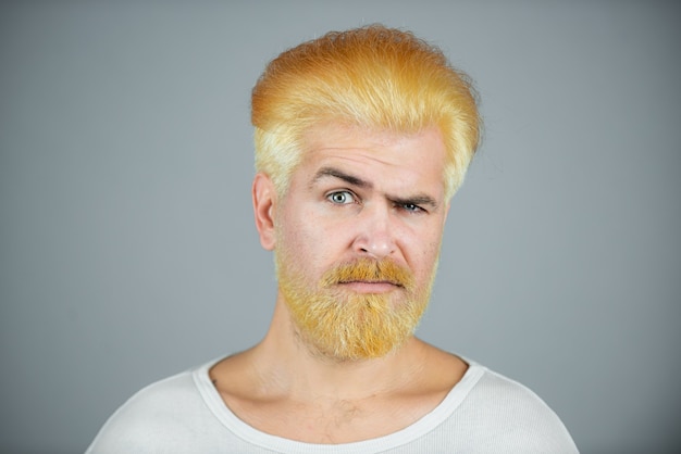 Homme blond avec longue barbe et moustache.