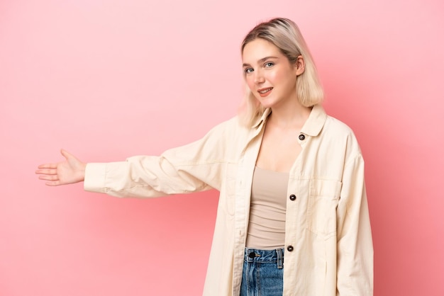 Homme blond sur un mur blanc isolé comptant dix avec les doigts