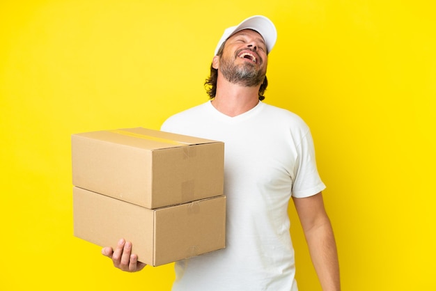 Homme blond sur un mur de briques blanches criant et annonçant quelque chose