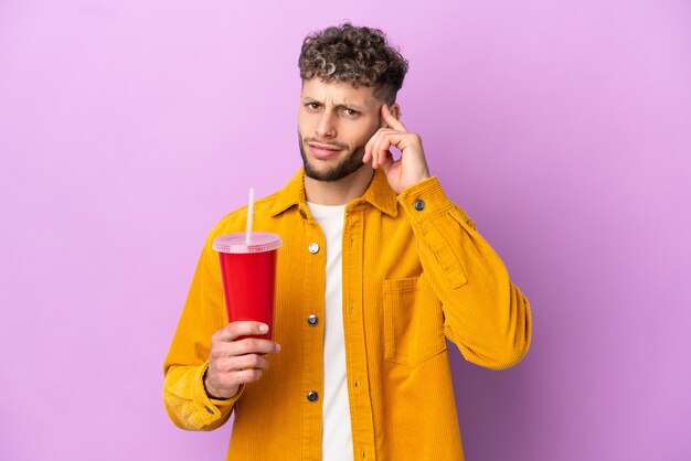 Homme blond sur un mur isolé comptant dix avec les doigts